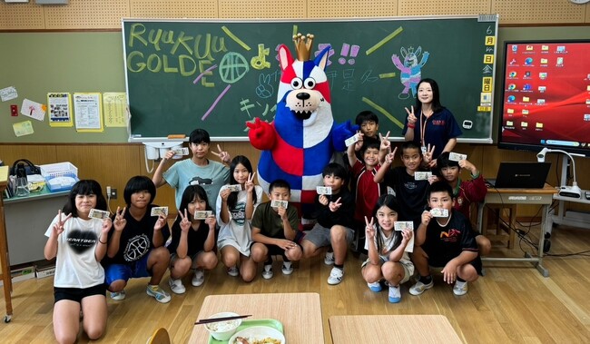 「琉球ゴールデンキングスデザイン海苔」県内各地での提供開始に伴いゴーディーが学校を訪問しました