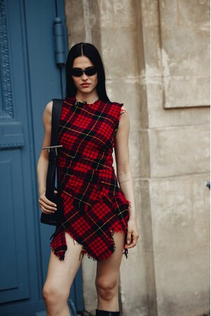 【McQueen】アメリア・グレイがマックイーンを着用