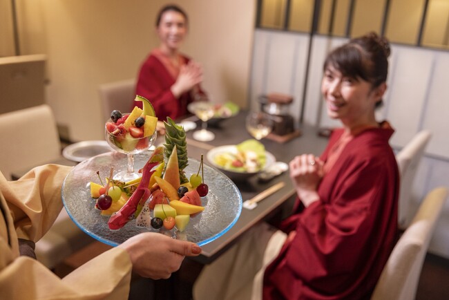 【札幌・定山渓温泉 章月グランドホテル】記念日は早期予約で章月へ　夕食時にフルーツプレートで思い出に彩りを～