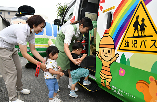 高槻市の園児ら約40人が市営バスの仕組みや乗車マナーを学ぶ