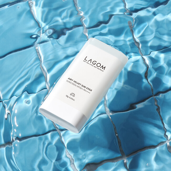 LAGOM〈ラゴム〉から、するさら肌なのに、内側しっとり。透明感のある仕上がりで、SPF50＋を叶えるラゴムの「エアリーベルベット サンスティック」が登場