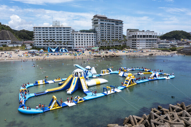 【三日月シーパークホテル勝浦】【三日月シーパークホテル安房鴨川】夏限定の巨大アトラクションが登場！2つのウォーターアイランド オープン