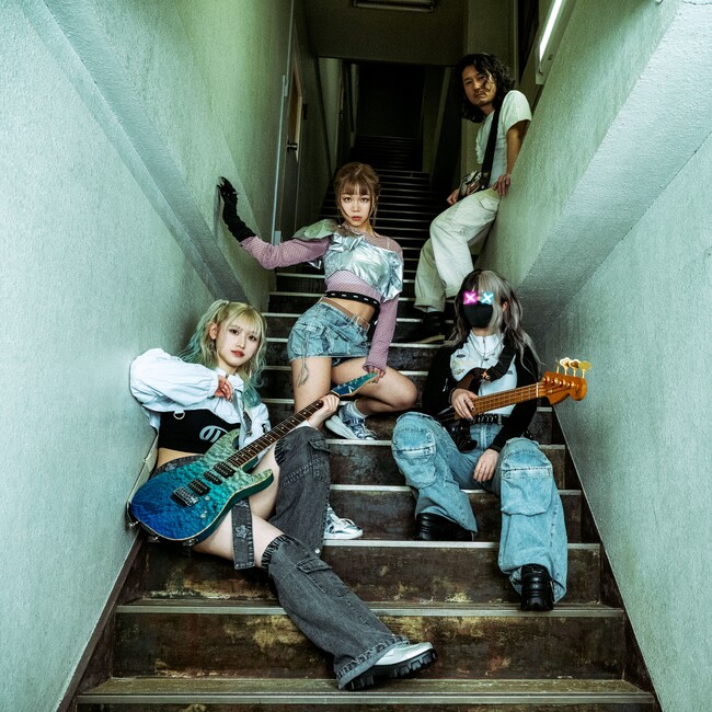 世界に照準!! バンドメンバー17歳の実体験をもとに書かれたALMONDotの新曲は、 反抗期真っ盛りの女の子の気持ちを全英詞とスクリームで東京から世界へと発信。