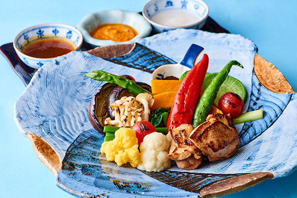 【ホテルメトロポリタン】旬の彩り野菜とつくば鶏の炭火焼きを味わう「四季彩ランチ」