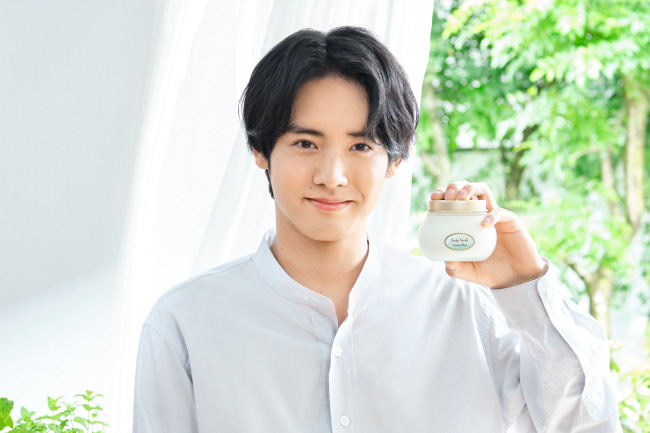 俳優 赤楚衛二さんが出演するSABON「ヘッドスクラブ」の新ビジュアルを公開
