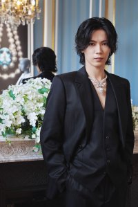 神宮寺勇太、海外イベントに初参加！ミキモトの新作ハイジュエリーを纏い、大人の気品あふれる、スーツスタイルで魅せる。神宮寺「ミキモトさんとパリに来られて嬉しい！」ミキモト　新作ハイジュエリーコレクション「The Bows」発表