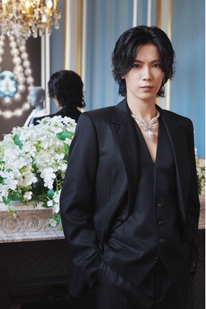 神宮寺勇太、海外イベントに初参加！ミキモトの新作ハイジュエリーを纏い、大人の気品あふれる、スーツスタイルで魅せる。パリで開催！ミキモト　新作ハイジュエリーコレクション「The Bows」発表