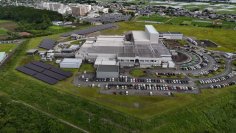 国内の透析製品を製造するバクスター宮崎工場
太陽光発電システム導入で2024年温室効果ガス排出量6.7％減めざす