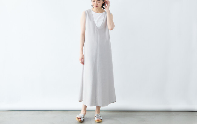大人の体を軽やかに包む。着回し力抜群な日本製”美ライン”ジャンパースカート新登場
