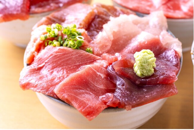 待望の初登場！店舗で大行列のマグロ丼をご自宅でも楽しめる♪伊豆・村の駅 まぐろ専門店まぐろ道場よりギフトにも使えるマグロ尽くしのこだわりセットが登場！