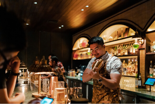 【ザ・リッツ・カールトン東京】ジャカルタの人気クリエーター、タリク・ウィダルソ氏を招き、『バーテンダー テイクオーバー』を2024年7月5日に開催
