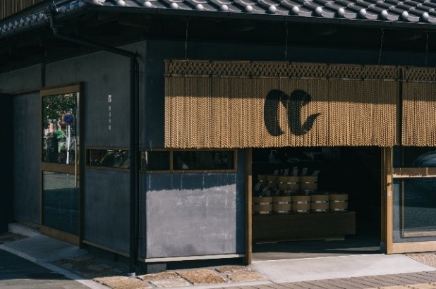 ＼和モダンな珈琲豆屋『珈琲回廊』が福岡に初登場！／ 期間限定ショップ会場の大丸福岡天神店では法被や縄暖簾など本店の雰囲気を再現。