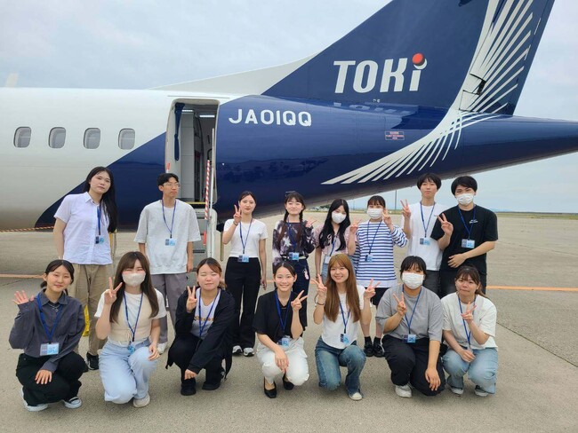 【国際外語・観光・エアライン専門学校】卒業生が案内！トキエア（株）主催の機体見学実習を実施