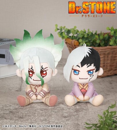TVアニメ「Dr.STONE」のちょこんと！ おすわり ぬいぐるみマスコットセット 石神千空＆あさぎりゲンの受注を開始！！アニメ・漫画のオリジナルグッズを販売する「AMNIBUS」にて