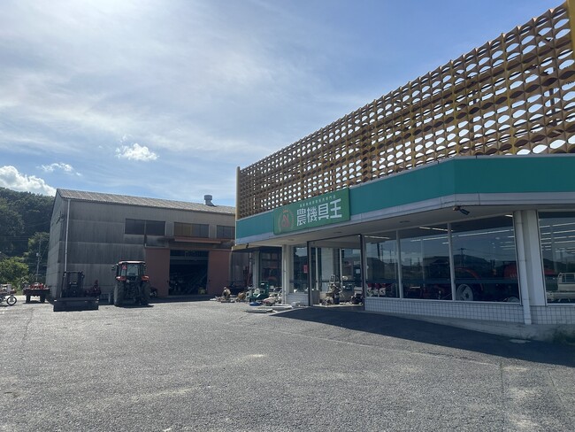 【農機具王 岡山店】オープンから6周年!店舗移転&特大看板設置の攻めた戦略の裏側