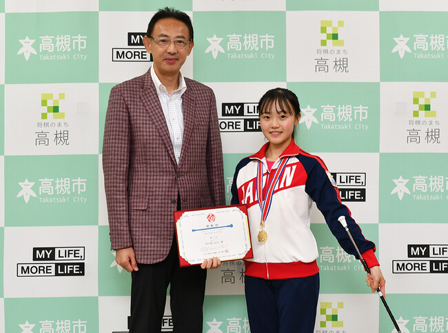 高槻市出身の阿久根あかりさんがバトントワーリングの世界大会出場を市長に報告