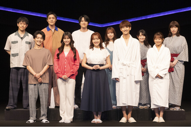 6つのオリジナルエピソードをオムニバスで上演！　舞台『マクラコトバ』開幕！！