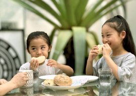 家族でおいしいベーグルを楽しむ明るい食卓