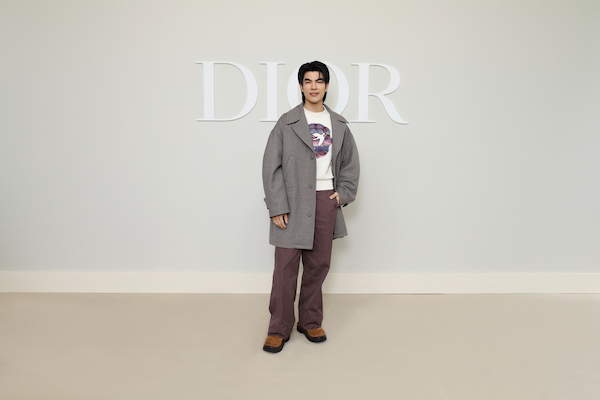 【DIOR】マイルとキュートな猫たちのショー前のひとときに密着