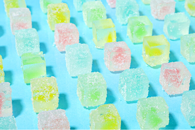 本物の氷のような、目も舌も爽やかな気分になれるワクワクキャンディ　ソーダに入れて溶かしながら食べるのもおすすめ　PAPABUBBLE 氷キャンディ　7月11日より発売