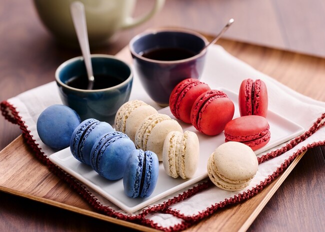 【新商品】発祥の地、フランス国旗の色をまとわせた2024年を祝う３色のスペシャルマカロンが登場「トリコロール・マカロン（カシス、バニラ、ストロベリー）」7月14日（日）発売