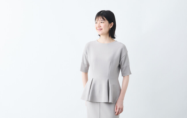 大人世代を美しく。ミラノリブペプラムブラウス新登場。