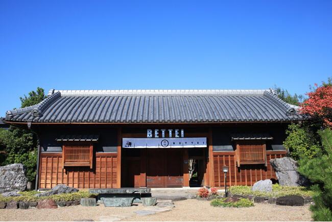 和泉市の隠れた名店『BETTEI 別邸』で日本庭園を眺めながら絶品カレーを堪能！期間限定、アマヤー生豆のスペシャリティコーヒーを無料でお試しいただけます。