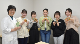 商品開発に取り組んだ学生たちと柳澤幸江教授
