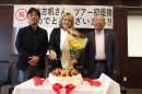 お祝いのケーキがプレゼントされ笑顔の桑木選手。左は加計理事長、右が加計孝太郎学園長