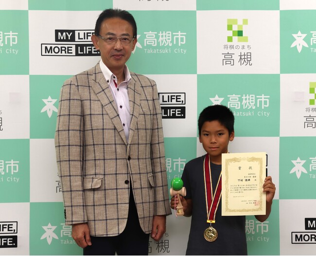 高槻市立竹の内小学校下村優輝さんがけん玉の全国大会出場を市長に報告