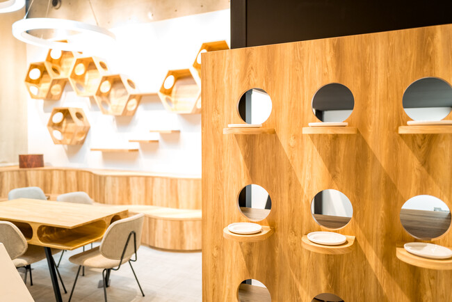 メンタリスト DaiGo氏の保護ネコカフェ＆会員制ワインバー「D-Lab Cafe」を2024年7月11日、南青山にオープンいたします