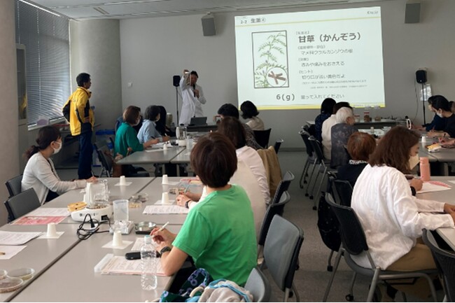 <生薬に触って学べる薬育プログラム>「漢方教室 葛根湯を作ってみよう!」