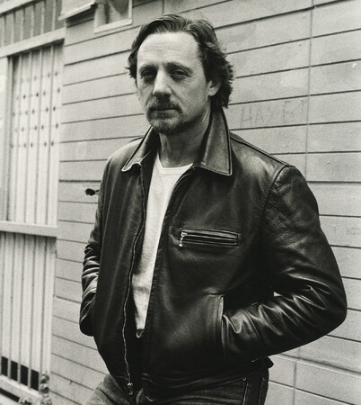 グラミー受賞シンガーのスタージル・シンプソン 改め、JOHNNY BLUE SKIES（ジョニー・ブルー・スカイズ）名義でアルバムデビュー。