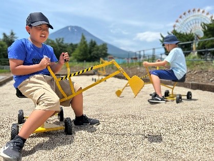 爽快な「アウトドアライドアクティビティ」が続々登場！　　　　　巨大スノーマシンで、毎日９ｔのひんやりミストを大噴射！！