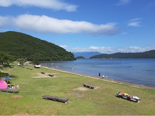 波打ち際まで芝生で快適！水質最高ランク「ＡＡ」の湖水浴場　琵琶湖湖東「宮ヶ浜水泳場」が７月１3日（土）オープン　今年もキッチンカーが登場します