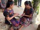 グアテマラの小さな村で出会った女の子たちは発酵ドリンクを仕込み中