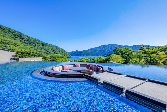 【箱根・芦ノ湖 はなをり】　花咲くはなをり　芦ノ湖畔に根をはり、お客様と地域に育まれ7周年。8月1日の開業記念日に箱根の芸能文化で祝います。