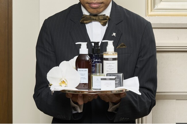 セントレジスを象徴するオリジナルの香り「キャロラインズ・フォーハンドレッド」のルームスプレーやルームアメニティなど、ホテルのオリジナルグッズの販売を開始