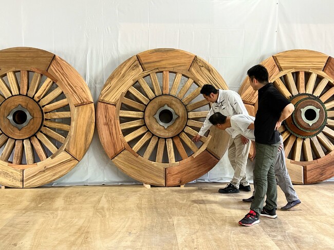 【岐阜県高山市】飛騨匠の技術を引き継ぐ高山市の職人が、京都祇園祭の車輪を新調