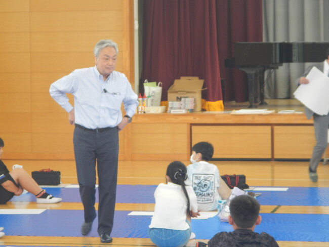 五霞小学校で「子供 夢・アートアカデミー」を開催