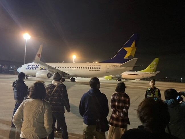 神戸空港 滑走路ナイトウォークツアーを開催!