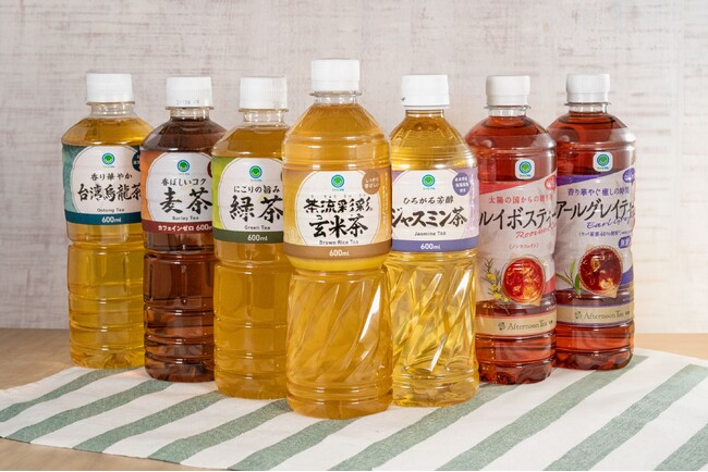 ファミマルの「ペットボトルお茶 600ml」は、環境に“二重マル”!お茶と紅茶7商品で100%リサイクルペットボトルに切り替え完了。 年間販売数量 1億6,000万本のボトルがプラ削減の環境配慮に。