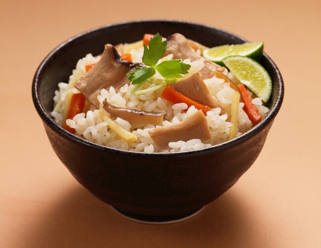 秋の味覚を手軽に楽しむ ヤマモリ「松茸の味 炊き込み きのこごはん」新発売