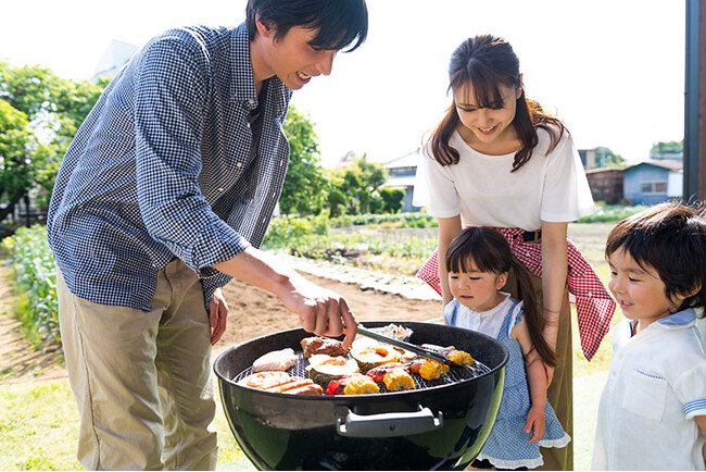 【調査結果】昨年の夏休みで1番楽しかった思い出の1位は「旅行」。普段の休みの日の小中学生の74%は「おうちで過ごす」と回答
