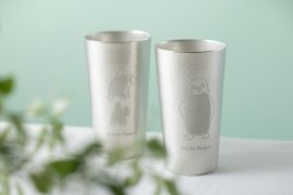 「Suicaのペンギン　錫のビアカップ」　　左：ヨガ、右：バラ　各11,000円（税込）　