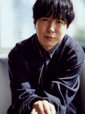 神谷浩史、ファッション誌『Oggi』で語るレジェンド声優の“ぼやいて愛される”仕事術