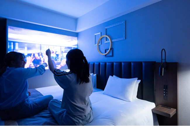 【ザ ロイヤルパーク キャンバス 大阪北浜】推しへの愛に浸る、大画面・高音質の「推し活ルーム」2024年7月29日新登場！