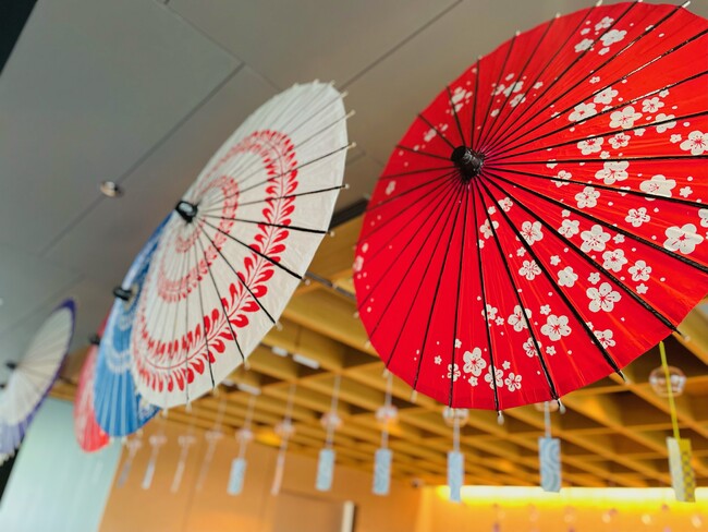 日本の神秘的な夏を演出「山口七夕ちょうちん祭り」使用ちょうちんで飾り付け　インバウンドも意識し和傘も加えてバージョンアップ！［お宿 Onn湯田温泉］