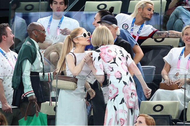 アリアナ・グランデがパリ2024オリンピックにてロロ・ピアーナのバッグを合わせて登場