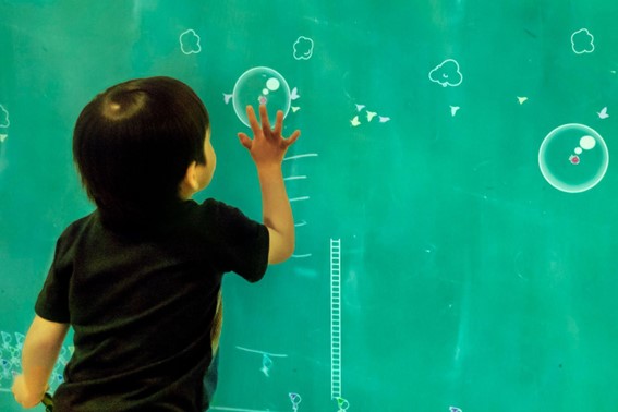 【GENOVA】チームラボのクリニック向けモニター作品の導入件数が200件を突破！